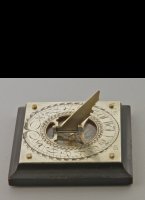 Ebonised and silvered brass sundial with colored paper rose and steel needle.

Signed D. B.f. (David Beringer fecit). Beringer is recorded working in Nrnberg from ca. 1725 untill the last quart of the 18th century. Gnome 50 degrees (Nrnberg). The magnetic declination of 20 degrees date the sundial around 1760.

76 x 78 mm 