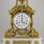 Heavy mantel clock in style Louis XVI.