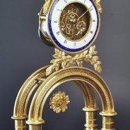 Antique French bow-clock, signed:'Chopin a Paris', ca. 1800