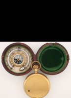 Gilded pocket altimeter in leather box with inside a thermometer an a lockable compass. Scale from 0 to 6000 meter