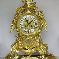 Bronze casted mantel clock in Louis XV style.