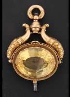 golden pocket watch key with citrine

dimensions: 62 x 40 mm