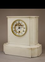 White marble mantel clock by Achille Brocot with a year+ going movement with visible Brocot-escapement and rubin pallets. 
The movement has 5 serial connected barrels for the long duration. Full winding takes 84 half keyturns. 

high: 36 cm 
wide: 37 cm 
deep: 17 cm 
