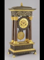 Antique french brass casted french portico mantel clock in gothic style, a style that only lasted a short period (ca. 1835-1845). The sharp casted brass is partly fire-guilded and patinated in the 2 colors brown and green. The engaged dial plate i guilder and has Breguet hands. <BR/> 45 x 21,5 x 14 cm